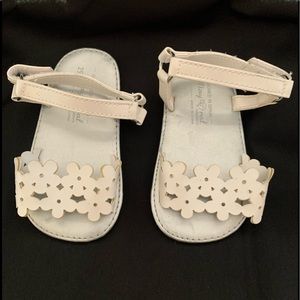 Baby Girl, White Sandals, Silver Bottoms
Sz 1 Baby
Very Good Condition